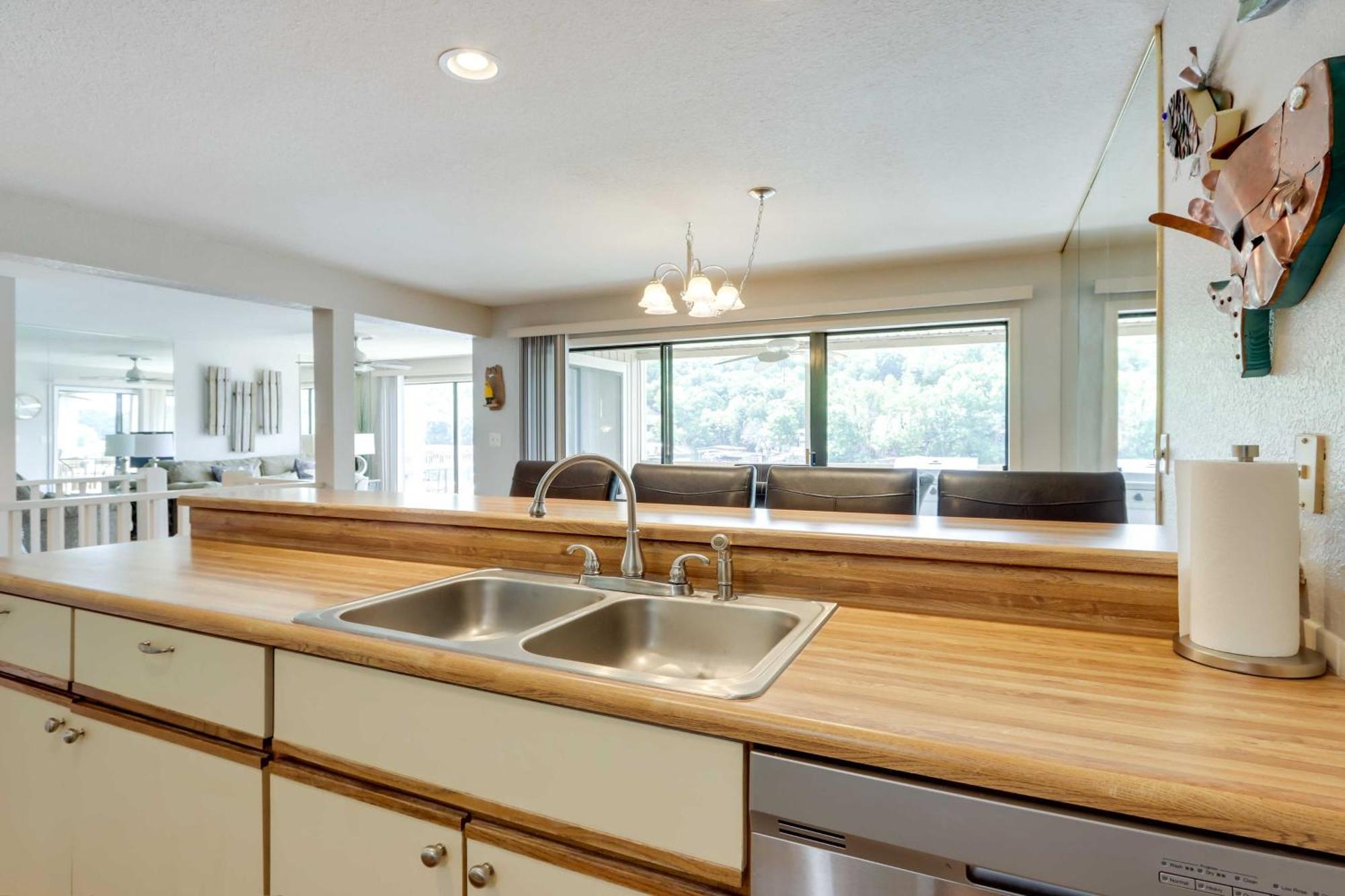 Lakefront Osage Beach Condo With Community Pool Exterior photo